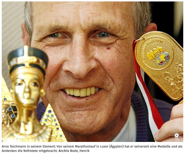 Arno Teichmann mit der Medaille von Luxor Marathon in Ägypten